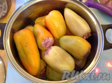 Выкладываем наполненные перцы в кастрюлю.