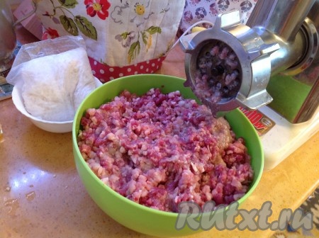 Прокручиваем мясо с нарезанным луком в мясорубке.