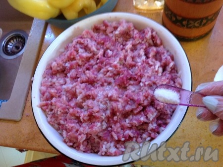 Получившийся фарш с рисом солим и перчим.