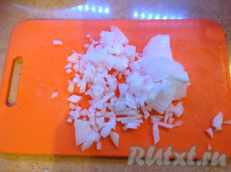 Лук мелко режем и отправляем на разогретую сковороду с растительным маслом.