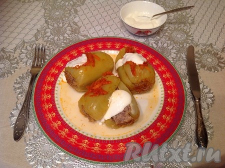 Подаём его со сметаной и угощаем близких.