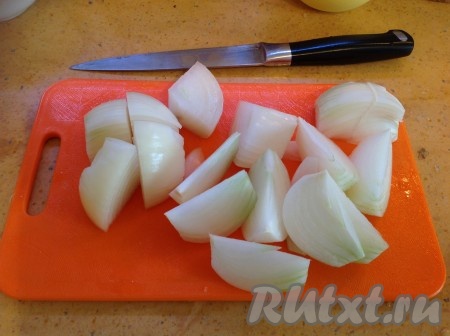 1 луковицу моем, очищаем и нарезаем.