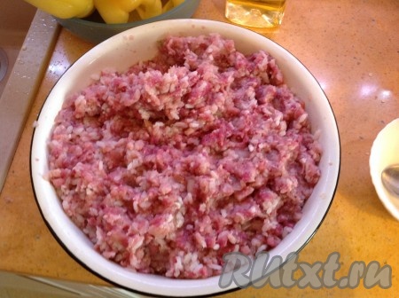 Добавляем в фарш заранее отваренный рис. Хорошо перемешиваем.