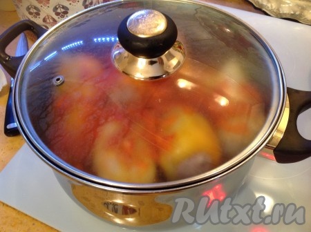 Слегка перемешиваем, накрываем крышкой и тушим 5-7 минут.