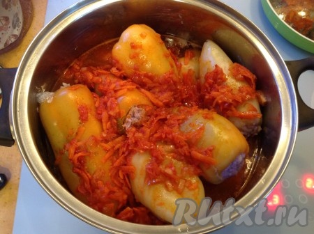 Слегка перемешиваем, накрываем крышкой и тушим 5-7 минут.