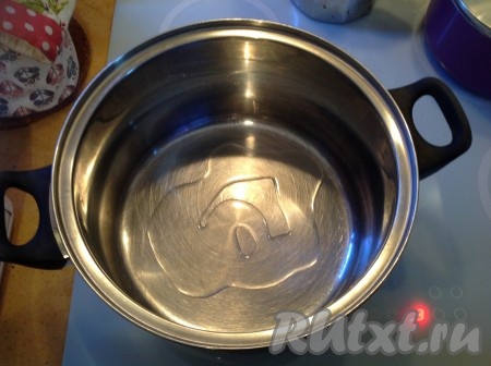 Ставим большую кастрюлю на средний огонь и наливаем немного масла.