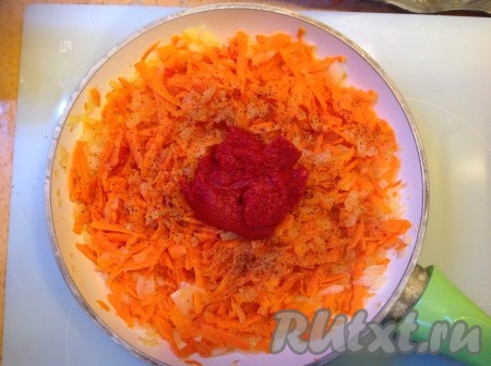 Добавляем томат-пасту на сковородку и перемешиваем.