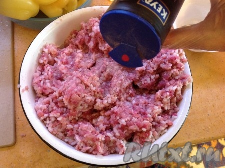 Получившийся фарш с рисом солим и перчим.