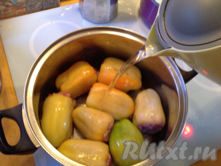 Добавляем воду и накрываем кастрюлю крышкой. Тушим на среднем огне 35-40 минут с момента закипания воды.