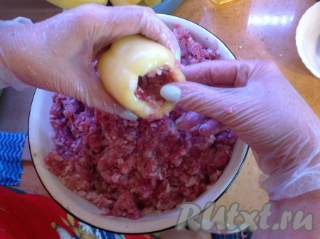 Наполняем очищенные перцы фаршем.