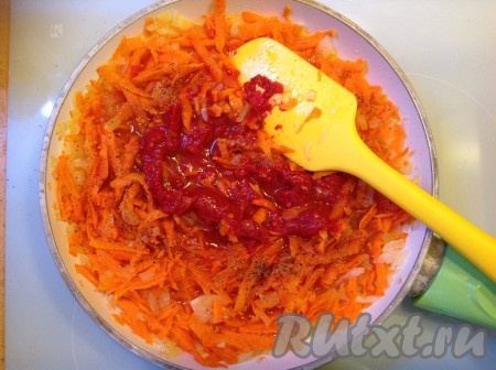 Добавляем томат-пасту на сковородку и перемешиваем.