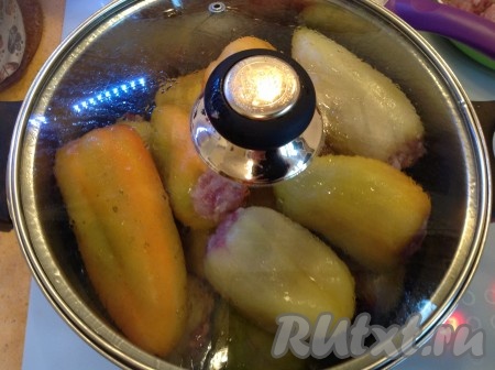 Добавляем воду и накрываем кастрюлю крышкой. Тушим на среднем огне 35-40 минут с момента закипания воды.