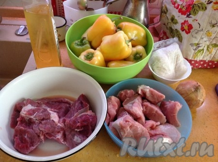 Подготовим необходимые ингредиенты для приготовления перца, фаршированного мясом и рисом.