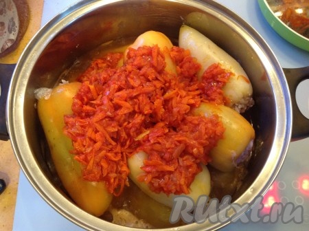 Выкладываем морковно-луковую подливку на фаршированный перец.