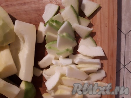 Нарезать кабачки тонкими ломтиками.