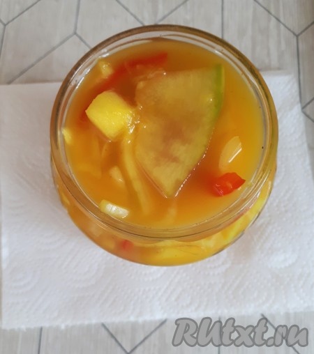 Подготовленный салат разложить в чистые простерилизованные банки, немного утрамбовывая. Необходимо следить, чтобы овощи были покрыты маринадом.
