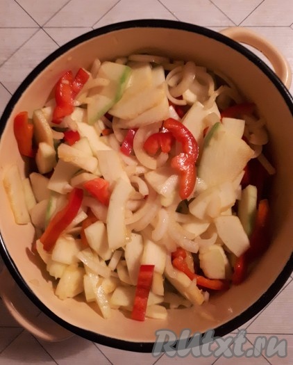 Залить маринадом овощи и перемешать. Оставить заготовку салата минимум на 12 часов.