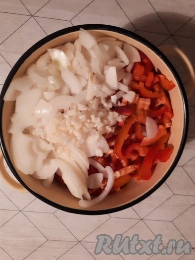 Подготовленные овощи сложить в просторную кастрюлю.