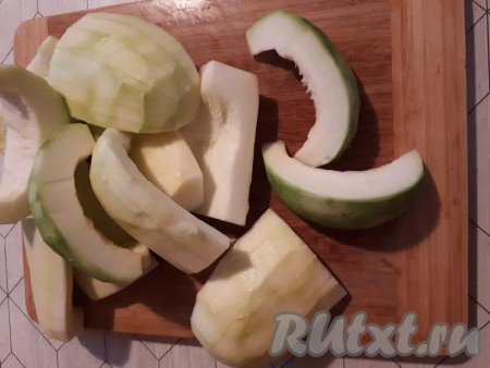 Кабачки вымыть, если необходимо, снять кожицу, очистить от семечек.
