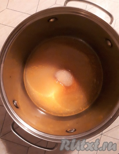 Приготовить маринад, для этого в воду добавить все ингредиенты маринада и подогреть до растворения сахара. Горчичных зёрен у меня на этот раз не оказалось, поэтому в качестве эксперимента я добавила горчичный порошок.
