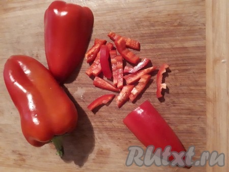 Перец очистить от семечек, нарезать полосками.