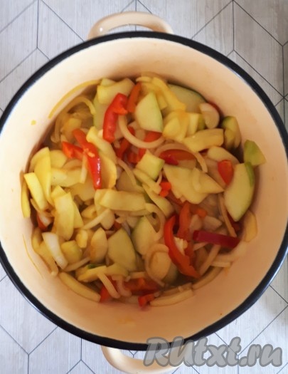 Овощи пустят много сока и осядут.