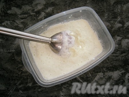 Перелить однородную&nbsp;сливочно-кокосовую смесь в пластиковый контейнер, накрыть крышкой и отправить в морозилку на 3 часа. Через 1-1,5 часа, когда смесь немного загустеет, пробить её погружным блендером, чтобы разбить кусочки льда.
