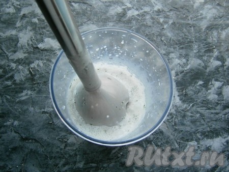 Погружным блендером взбить сливочно-кокосовую смесь до однородного состояния.
