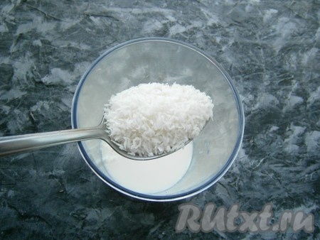 Добавить полную столовую ложку кокосовой стружки.