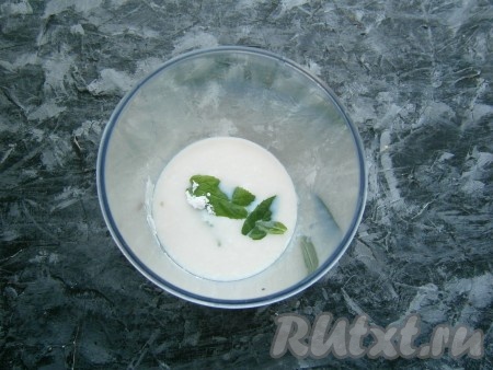 Всыпать сахарную пудру, влить лимонный сок и добавить листики мяты.