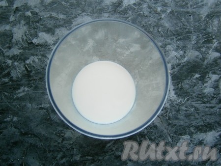 Сливки налить в высокий стакан блендера.