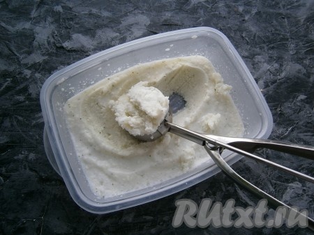 Через 3 часа домашнее кокосовое мороженое ещё будет достаточно мягким, но уже держащим форму, его можно подавать к столу (если замораживать такое мороженое более длительное время, оно превратится в лёд).
