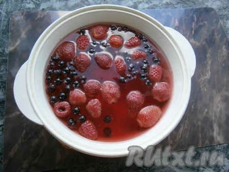 После приготовления оставить компот в горячей микроволновке ещё на 5-6 минут, чтобы он настоялся.&nbsp;
