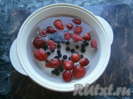 Через 3 минуты кастрюльку достать, вода будет уже тёплой. Добавить в кастрюлю ягоды, накрыть её крышкой и снова поместить в микроволновку, варить компот 12 минут при той же мощности.
