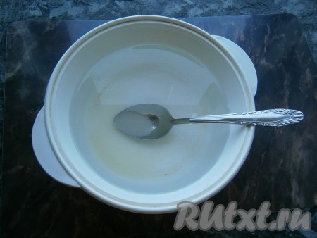 В глубокую кастрюльку, предназначенную для СВЧ, налить воду, всыпать сахар и лимонную кислоту.
