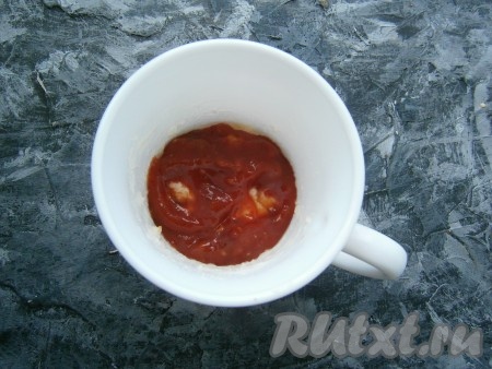 Получится тесто чуть гуще, чем приготовленное для оладий. Сверху распределить томатный соус.
