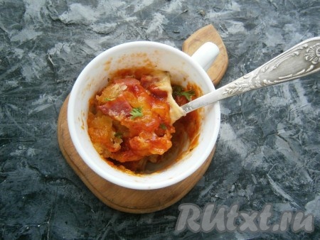 Кушать такую пиццу нужно прямо из кружки ложкой.
