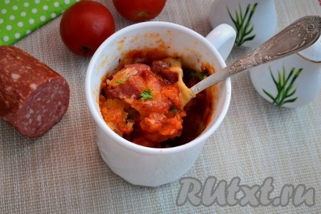 Пиццу, приготовленную в кружке в микроволновке, нужно подавать к столу в горячем виде. Попробуйте, просто, быстро, сытно и очень вкусно!
