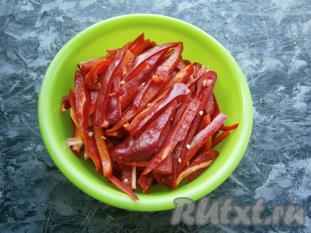 Удалить семенную коробку из каждого перца, а затем нарезать перчики длинными полосками.
