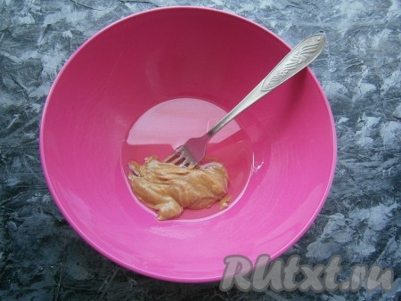 Пока варится перец, в отдельную миску влить растительное масло, добавить горчицу.
