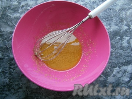 Венчиком хорошенько перемешать масло с горчицей, в идеале - до однородности (масло может не полностью смешаться с горчицей).
