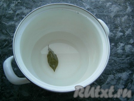 В кастрюлю влить воду, всыпать соль и сахар, добавить уксус и лавровый лист.

