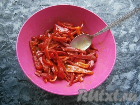 Отваренный перец с помощью шумовки переложить в горчично-масляную смесь и хорошо его перемешать.
