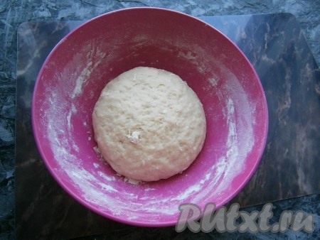 Тесто прикрыть плёнкой и оставить для подхода на 40-45 минут. За это время тесто увеличится, примерно, на 1/3.
