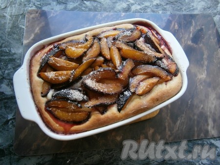 Поместить форму с немецким пирогом "Zwetchgen kuchen" в разогретую до 200 градусов духовку на 20-25 минут, после чего посыпать сливы сахаром и молотой корицей. Отправить в духовку и выпекать ещё 5-7 минут при температуре 180 градусов.
