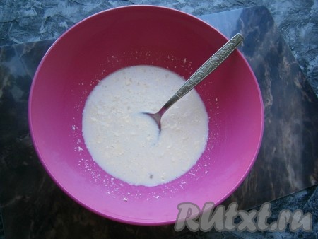 Тщательно растереть ложкой масляно-яичную смесь и влить дрожжевую смесь, перемешать.
