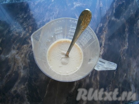 Сливочное масло достать из холодильника и дать ему полежать при комнатной температуре (масло должно стать достаточно мягким). В тёплое молоко (температура молока не должна превышать 40 градусов) всыпать дрожжи, перемешать и оставить на 15 минут, чтобы дрожжи "ожили" (на поверхности должна появиться характерная пышная "шапочка").
