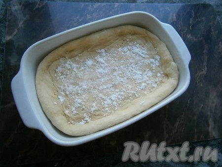 Посыпать тесто крахмалом.
