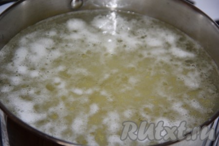 В кастрюлю влить 2 литра воды, поставить на огонь. После закипания воды добавить в кастрюлю нарезанный картофель, довести до кипения.
