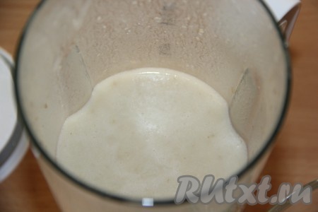 Затем аккуратно влить грибной суп в чашу блендера и пробить с помощью погружного блендера до пюреобразного состояния. Я пробиваю суп небольшими порциями.